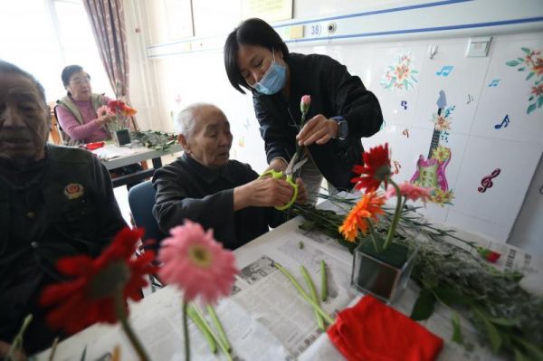 重阳插花的传统由来已久，具有祭祀、祈福、辟邪、延寿的意义。活动一开始，花艺老师就先给大家讲解了重阳插花的传统。活动现场参加活动的老人们个个谦让有礼，花艺老师给每个老人发放了一份插花工具，包括花瓶、花泥、剪刀和各类鲜花花材。