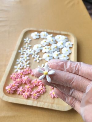 用处很多的装饰小花—糖霜五瓣花的做法 步骤14