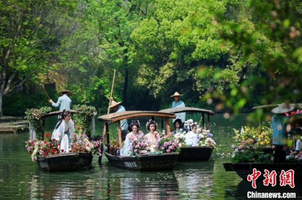 “花神”水上巡游现场 西溪湿地 供图