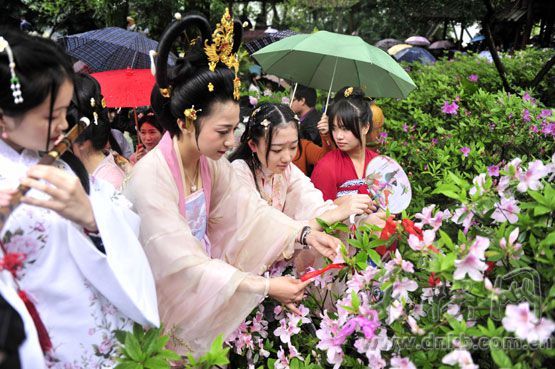 福州众“花仙”在西湖公园 拜花神庆祝花朝节