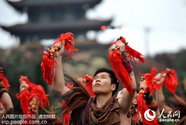 2018年3月28日，在贵州省黔西县，身着盛装的彝族同胞在祭祀杜鹃花花神。