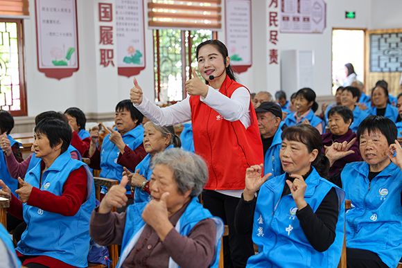 老人们正在学习手势舞。