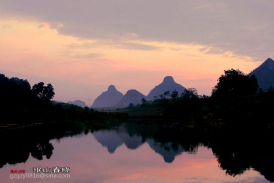 新浪旅游配图：霞光下的双乳峰 摄影：珉山春晓